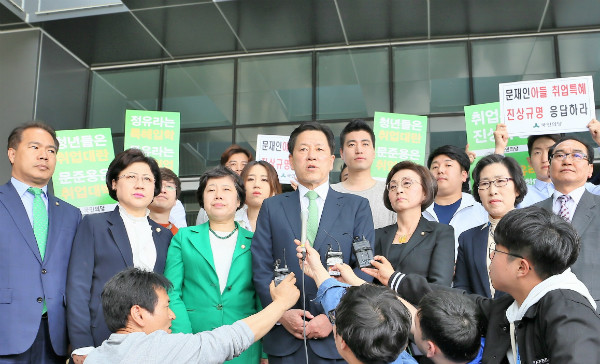 ▲ 국민의당 주승용 원내대표가 25일 충북 음성의 한국고용정보원을 찾아 더불어민주당 문재인 후보의 아들 준용 씨의 특혜채용 의혹을 규명하겠다는 의지를 밝히고 있다. ⓒ뉴시스 사진DB