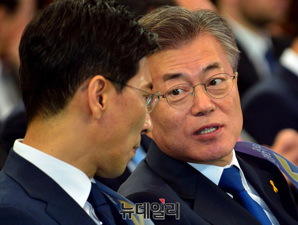 ▲ 문재인 더불어민주당 대선후보와 안희정 충남지사가 대화하는 모습. ⓒ뉴데일리 DB