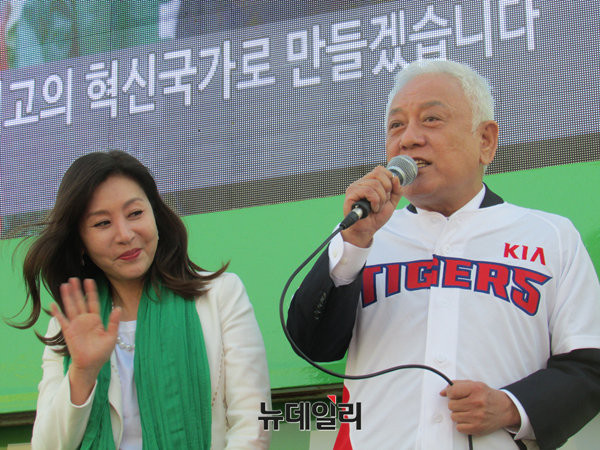 ▲ 국민의당 김한길 전 의원이 26일 광주기아챔피언스필드 앞에서 안철수 후보에 대한 지지를 호소하고 있는 가운데, 배우자 최명길 여사가 유세를 경청하는 시민들을 향해 손을 흔들고 있다. ⓒ광주=뉴데일리 정도원 기자