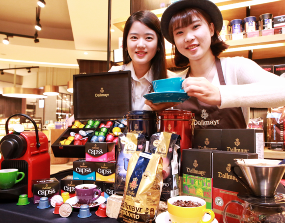 ▲ 26일 오전 현대백화점 판교점 식품관에서 직원들이 달마이어 원두커피와 캡슐커피를 선보이고 있다. ⓒ현대백화점