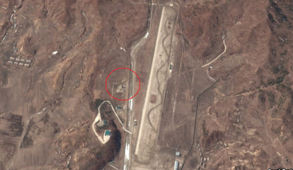 ▲ 美인공위성업체 '디지털 글로브'가 지난 3월 13일 촬영한 사진. 붉은 원 안에 이동식 차량 발사대(TEL)가 보인다. ⓒVOA 관련보도 화면캡쳐-구글 어스