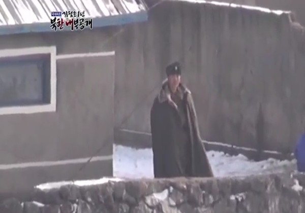 ▲ 북한이 국경통제를 강화하면서 뇌물을 챙겨온 이른바 ‘사법일꾼’들이 생계를 위협받고 있는 것으로 알려졌다. 사진은 북한 국경경비대 초소 관련 '채널A' 보도 일부.ⓒ'채널A' 보도영상 캡쳐