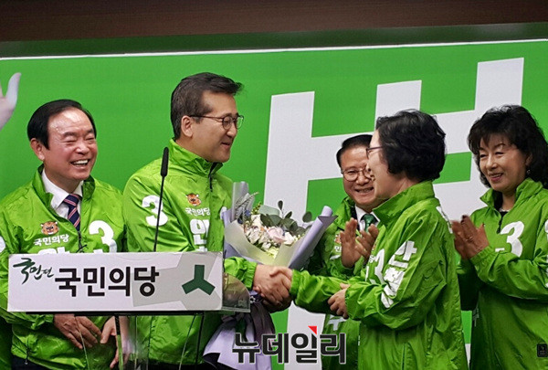 ▲ 27일 국민의당 입당한 무소속 최명길 의원이 기자회견 이후 김삼화 사무총장으로부터 꽃다발을 건네받은 후 악수를 나누고 있다. ⓒ뉴데일리 김민우 기자