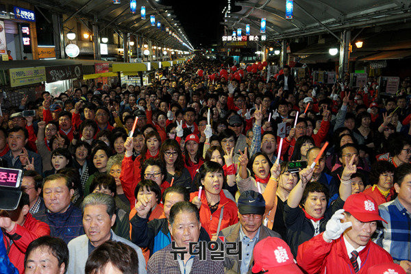 ▲ 자유한국당 홍준표 후보가 대구 서문시장에서 유세를 하는 모습. 서문시장을 가득 메운 사람들이 인상적이다. ⓒ뉴데일리 정상윤 기자
