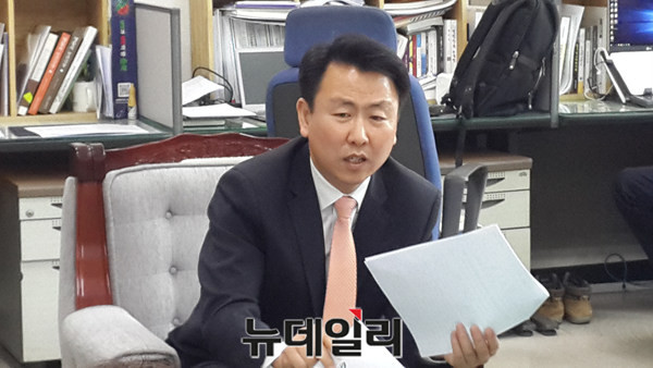 ▲ 충북도 박중근 관광항공과장이 27일 도청에서 청주공항 활성화 계획을 설명하고 있다.ⓒ김종혁 기자