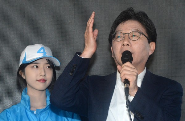 유승민 바른정당 대선후보가 26일 오후 서울 마포구 홍대역 9번 출구 앞에서 유세를 펼치고 있다. ⓒ뉴시스