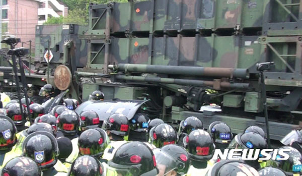 ▲ 지난 26일 오전, '사드' 관련 체계의 반입을 막으려는 시위대와 이를 보호하는 경찰들의 모습. ⓒ뉴시스. 무단전재 및 재배포 금지.