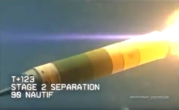'미니트맨 Ⅲ'와 같은 美대륙간 탄도미사일은 3단 로켓을 사용해 대기권 바깥까지 날아간다. 사진은 美공군의 ICBM 해설 애니메이션 가운데 한 장면. ⓒ유튜브 공개영상 캡쳐