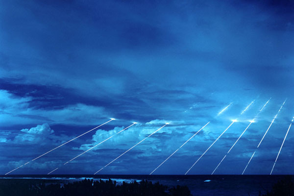 1980년대 美공군이 배치했었던 '피스키퍼' 대륙간 탄도미사일의 시험발사 장면. 각각의 빛줄기가 하나의 핵탄두다. 현재 보유 중인 '미니트맨 Ⅲ'는 3개의 핵탄두를 장착하고 있다. ⓒ위키피디아 공개사진-美공군.