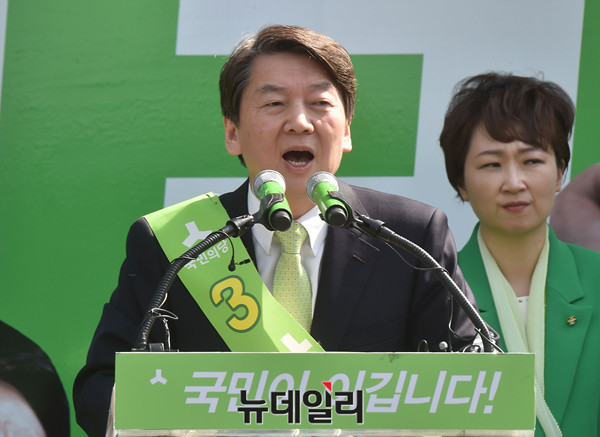 ▲ 국민의당 안철수 후보가 27일 오후 경북 경주역광장에서 자유한국당 홍준표 후보가 뜨자 더불어민주당 문재인 후보가 웃고 있다고 목소리를 높이고 있다. 같은 당 이언주 의원(사진 뒷쪽)도 홍준표 후보를 찍는 것은 문재인 후보를 대통령 만들어주는 것이라고 장단을 맞췄다. ⓒ경주(경북)=뉴데일리 이종현 기자