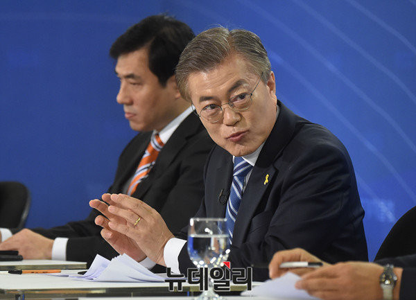 ▲ 문재인 민주당 대선후보가 27일 BJC토론회에 참석한 모습. ⓒ이종현 기자