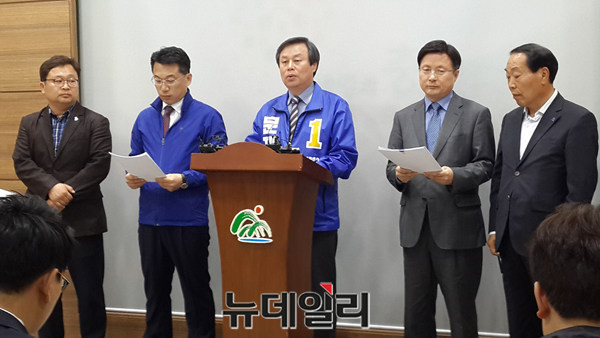 ▲ 더불어민주당 충북도당 도종환 위원장(가운데)이 27일 도청에서 충북지역 대선 공약을 발표하고 있다.ⓒ김종혁 기자