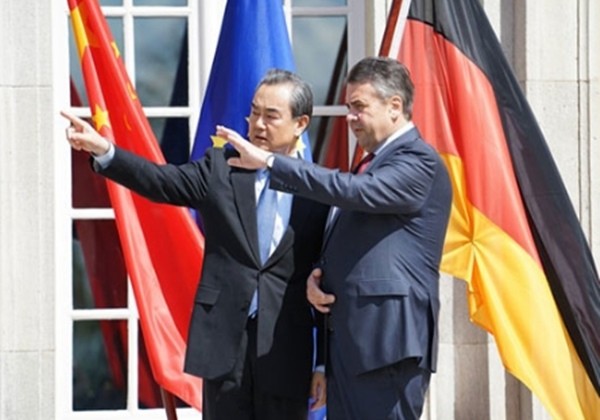 ▲ 왕이(王毅) 중국 외교부장이 한·미 연합군사훈련은 유엔 안보리 결의안 정신에 위배되는 것이라고 주장했다. 사진은 (왼쪽부터) 왕이 中외교부장, 지그마어 가브리엘 독일 외교장관.ⓒ中외교부 홈페이지 캡쳐