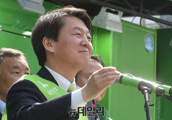 ▲ 국민의당 안철수 대선후보가 27일 경주역 앞에서 열린 집중유세에 나섰다. ⓒ경주=뉴데일리 이종현 기자