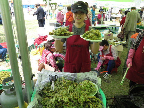 ▲ 지난해 옥천참옻축제 장면.(옻순튀김 드세요~)ⓒ옥천군