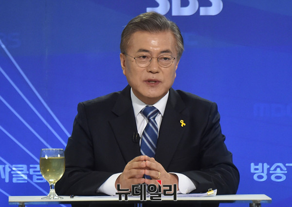 ▲ 더불어민주당 문재인 대선후보가 27일 오전 서울 종로구 세종문화회관 세종홀에서 열린 '방송기자클럽 초청 토론회'에 참석해 발언을 하고 있다.ⓒ이종현 기자