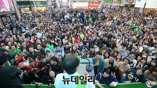 ▲ 국민의당 안철수 후보가 27일 오후 대구 동성로 대구백화점 앞에서 구름처럼 운집한 청중들을 앞에 두고 연설을 하고 있다. ⓒ대구=뉴데일리 이종현 기자