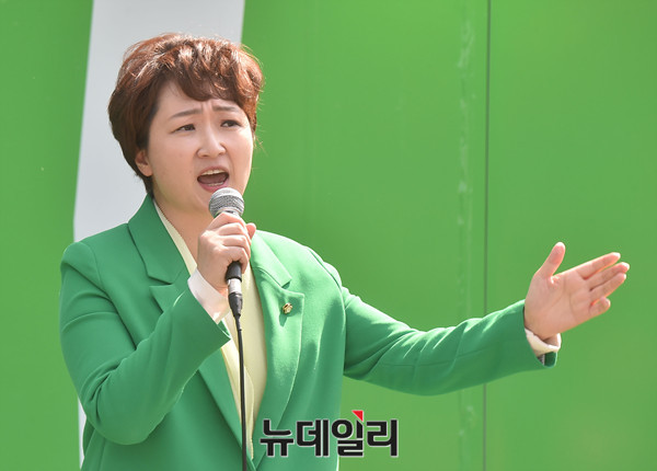 ▲ 국민의당 이언주 의원이 27일 경북 경주역광장에서 사드 배치가 국내 정치권의 쟁점이 됐던 시기에 더불어민주당 일부 의원들이 방중 외교를 했던 점을 비판하며, 이러한 패권정치세력들의 적대적 공생 관계를 끝장낼 비책으로 국민의당 안철수 후보를 대통령으로 선출해달라고 호소하고 있다. ⓒ경주(경북)=뉴데일리 이종현 기자