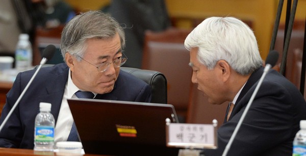 ▲ (왼쪽부터) 문재인 민주당 대선후보와 백군기 민주당 전 의원. ⓒ뉴시스