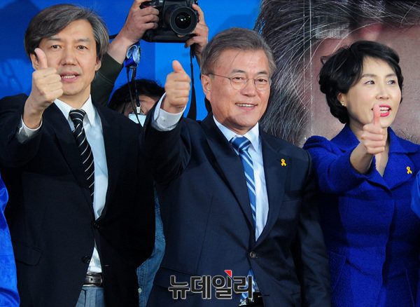 (왼쪽부터) 조국 서울대 교수, 문재인 민주당 대선후보. ⓒ공준표 기자