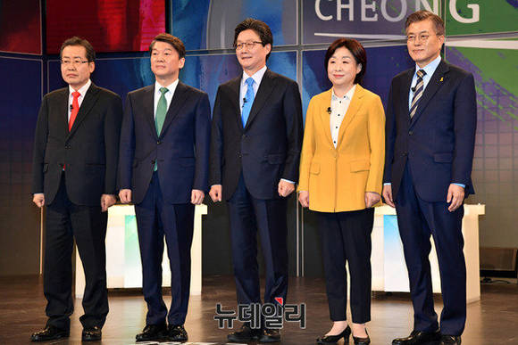 ▲ 제19대 대통령 선거에 출마한 (왼쪽부터)홍준표 자유한국당 후보, 안철수 국민의당 후보, 유승민 바른정당 후보, 심상정 정의당 후보, 문재인 더불어민주당 후보. ⓒ사진=공동취재단