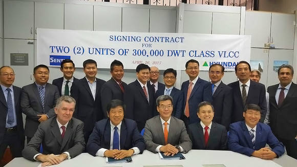 ▲ 현대삼호중공업 경영진과 노동조합 유영창 지회장(사진 앞줄 오른쪽 끝)이 계약후 기념촬영에 임하고 있다.ⓒ현대삼호중공업