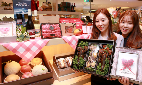 ▲ 27일 오전 압구정본점 식품관에서 직원들이 ‘식품 선물세트 상품전’ 대표 상품들을 미리 선보이고 있다.  ⓒ현대백화점