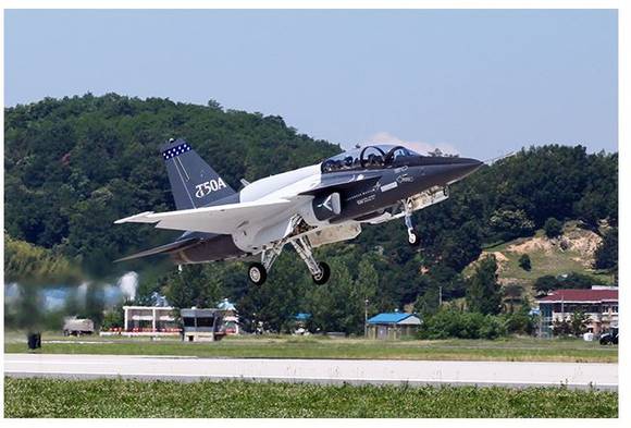 ▲ 지난해 6월 미국 수출형 고등훈련기 T-50A가 첫 비행에 성공했다. ⓒ 한국항공우주(KAI)