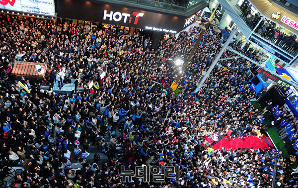 ▲ 더불어민주당 문재인 후보의 부산 유세 당시 사진. 홍 후보로서는 부산과 경남에서 지지세를 반드시 확보해야 하는 상황이다. ⓒ뉴데일리 공준표 기자