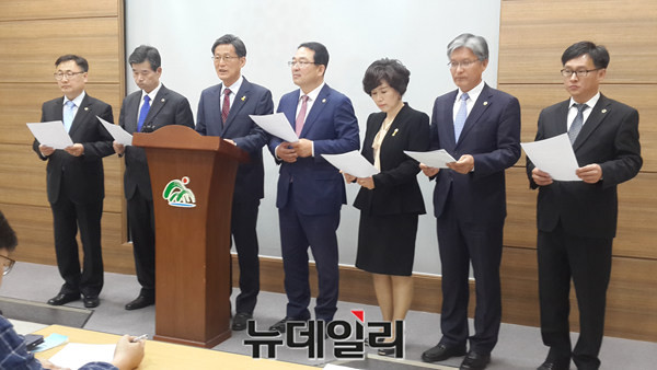 ▲ 충북도의회 민주당 소속 의원들이 28일 조사 특위에 반대한다는 기자회견을 열고 있다.ⓒ김종혁 기자