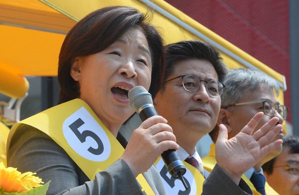 ▲ 심상정 정의당 대선후보가 28일 낮 홍대입구에서 지지를 호소하는 모습. ⓒ뉴시스