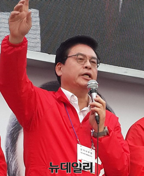 ▲ 정우택 자유한국당 대표 권한대행이 28일 충북 청주 육거리에서 홍준표 후보 지원유세를 펼쳤다.ⓒ김종혁 기자