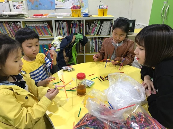 ▲ 한국영상대 학생들이 초등학생들과 놀이를 하고 있다.ⓒ한국영상대