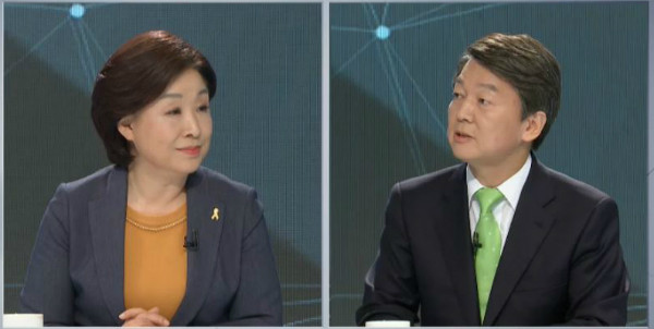 ▲ 국민의당 안철수 후보가 28일 대선후보 토론회에서 정의당 심상정 후보가 지난 토론에서 인용한 OECD 통계가 잘못됐다는 점을 지적하고 있다. ⓒKBS 방송화면 갈무리