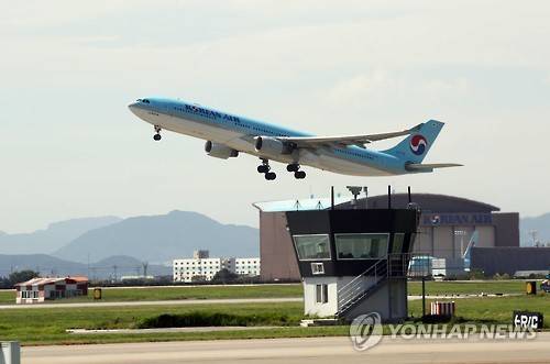 ▲ 김해공항 활주로 이룩하는 항공기. ⓒ연합뉴스