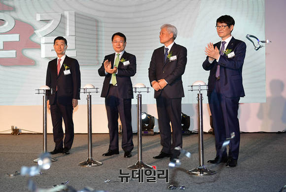 ▲ NS홈쇼핑 쿡페스타2017에 참석한 김홍국 하림그룹 회장(사진 좌측에서 첫번째)ⓒ뉴데일리