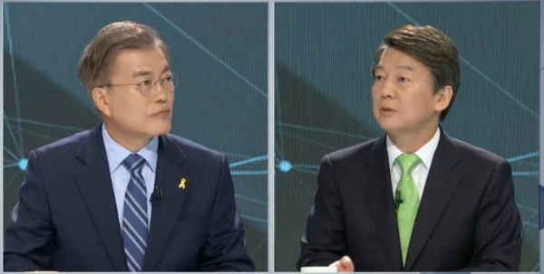 ▲ 더불어민주당 문재인 후보와 국민의당 안철수 후보가 28일 대선후보 토론회에서 국무총리의 지명 방안과 절차, 시기를 놓고 공방을 벌이고 있다. ⓒKBS 방송화면 갈무리