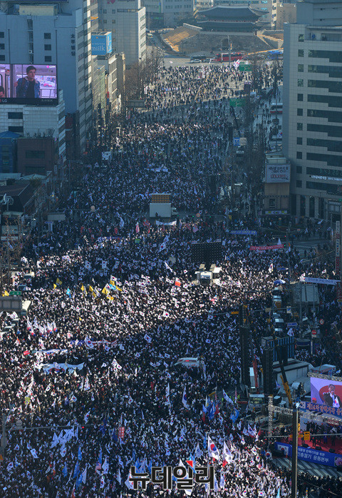 ▲ 2월25일 서울광장~숭례문까지 이어진 태극기집회 현장. ⓒ 뉴데일리DB