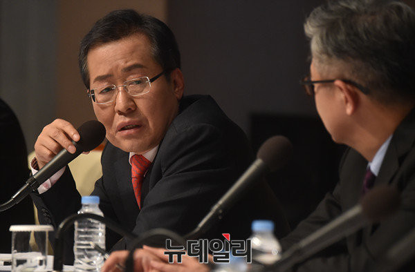 ▲ 자유한국당 홍준표 후보가 관훈클럽 토론회에서 기자의 질문을 받고는 날선 비판을 하고 있다. ⓒ뉴데일리 이종현 기자