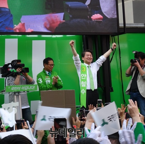 ▲ 국민의당 안철수 후보가 29일 청주 성안길 유세에 앞서 지지자들에게 두 팔을 높이 들어 인사하고 있다.ⓒ김정원기자