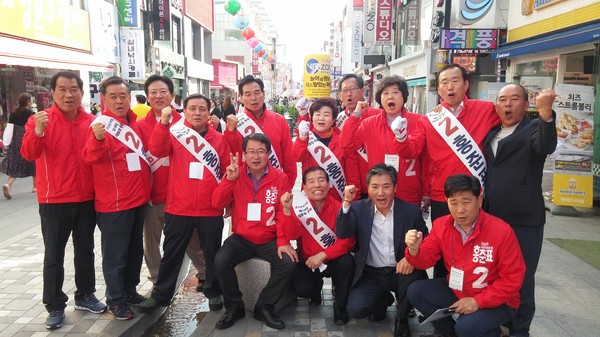 ▲ 자유한국당 백승주 도당위원장과 경북도의원들이 29일 유세 후 파이팅을 외치고 있다.ⓒ한국당 경북도당