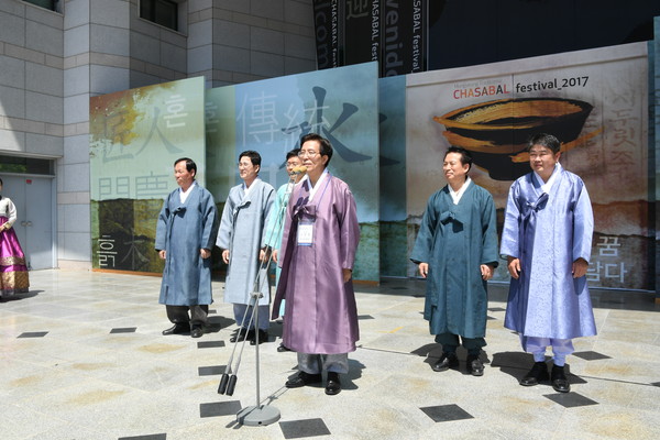 ▲ 문경전통찻사발축제 개막식에서 고윤환 문경시장이 인사말을 하고 있다.ⓒ문경시