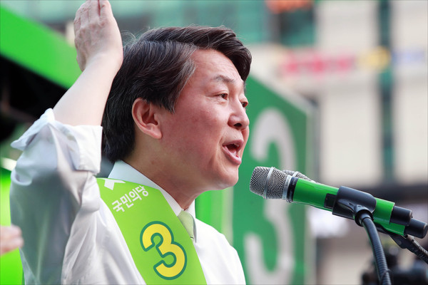 ▲ 국민의당 안철수 대선후보가 29일 충남 천안시 동남구 만남로 신세계백화점 충청점 앞에서 열린 '국민승리유세'에서 시민들을 향해 발언을 하고 있다. ⓒ뉴시스 사진DB