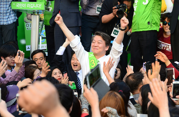 ▲ 국민의당 안철수 대선후보가 29일 충남 천안시 동남구 만남로 신세계백화점 충청점 앞에서 열린 '국민승리유세'에서 시민들에 둘러싸여 만세를 하고 있다. ⓒ뉴시스 사진DB