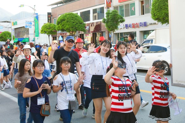 ▲ 단양문화원이 주최한 쌍둥이 힐링 페스티벌 중 거리퍼레이드 장면. ⓒ단양군