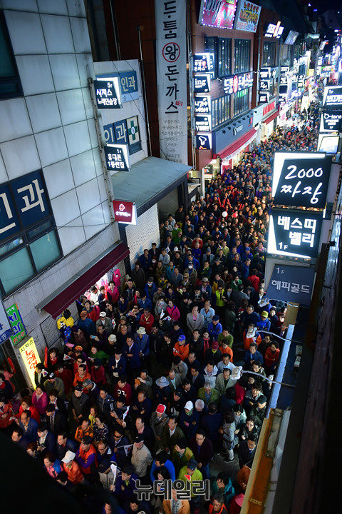 ▲ 자유한국당 홍준표 후보의 부산 덕천 유세를 보기 위해 모인 시민들. ⓒ뉴데일리 정상윤 기자