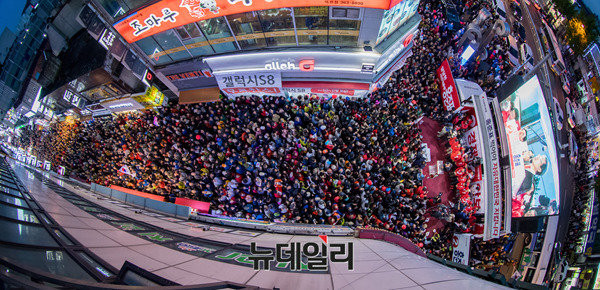 ▲ 홍준표 후보의 부산 덕천 유세현장 전경, 지지자들로 가득차 끝이 보이지 않는다. 유세연단 뒤쪽으로 구포 시장이 보인다. ⓒ뉴데일리 정상윤 기자