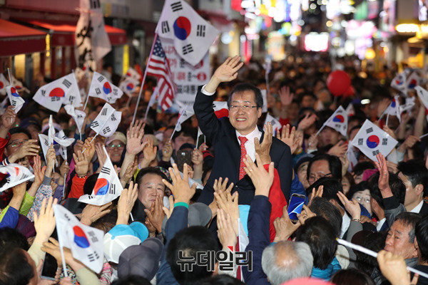 ▲ 홍준표 후보가 유세 후 연단에서 내려와 유권자 틈에 섞여 인사를 건네고 있다. ⓒ뉴데일리 정상윤 기자