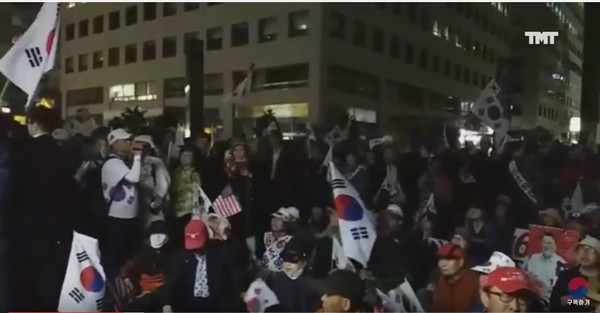 ▲ 서울 여의도 자유한국당사 앞 새누리 조원진 후보 유세 홍보동영상. ⓒ 화면 캡처