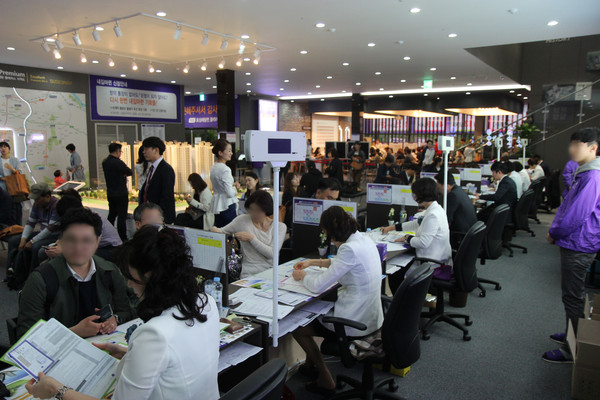 ▲ 수성효성해링턴 플레이스는 총 2만1878건이 접수돼 평균 36.9대 1, 최고 56.1대 1의 최고 경쟁률을 기록하며 지난 25일부터 정당계약이 개시된 후 5일만에 100% 분양을 완료했다.ⓒ수성 효성해링턴